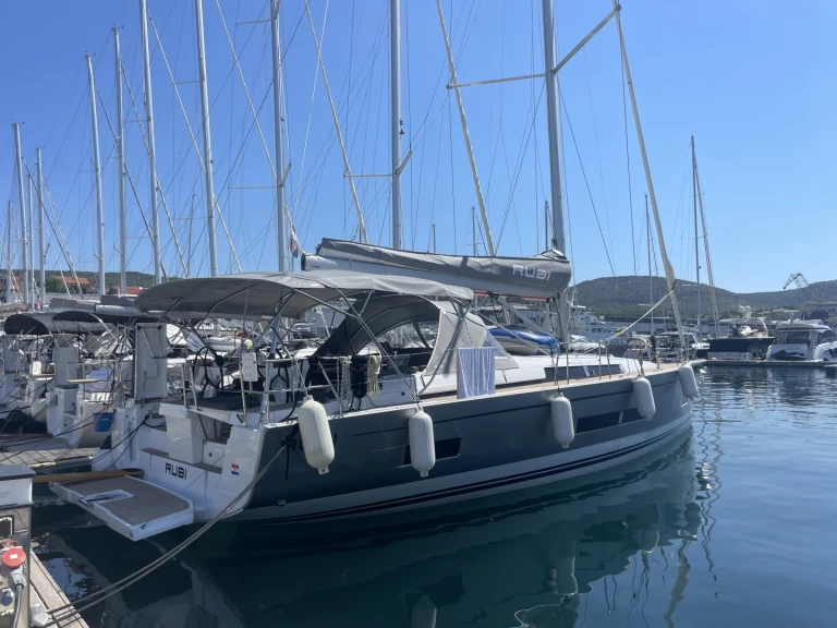 Velero para alquilar Šibenik al mejor precio
