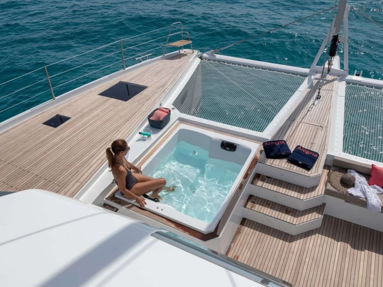 Alquiler de Yate de lujo, con o sin patrón Fountaine Pajot Nápoles