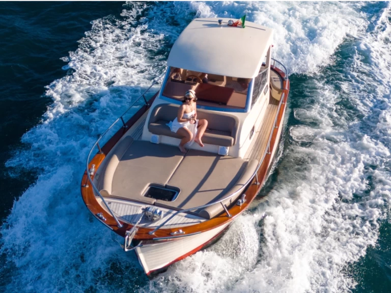 Alquiler de embarcaciones Fratelli Aprea Sorrento 7,50 Semi Cabinato enSorrento en Samboat