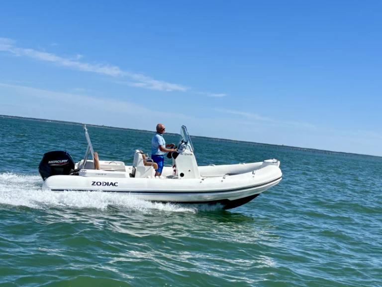 Alquiler Neumática Zodiac con o sin  título de navegación