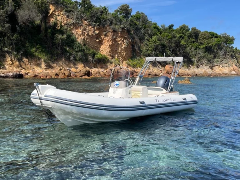 Alquiler de Capelli Tempest 650 en Galéria