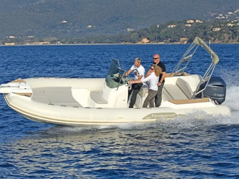 Alquiler Galéria - Capelli Tempest 700 en SamBoat