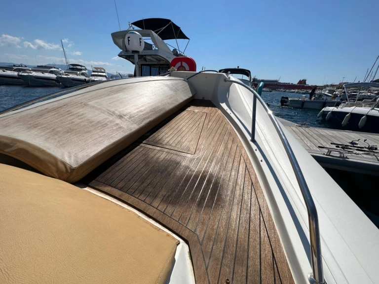 Alquiler Neumática Nuova Jolly con o sin  título de navegación