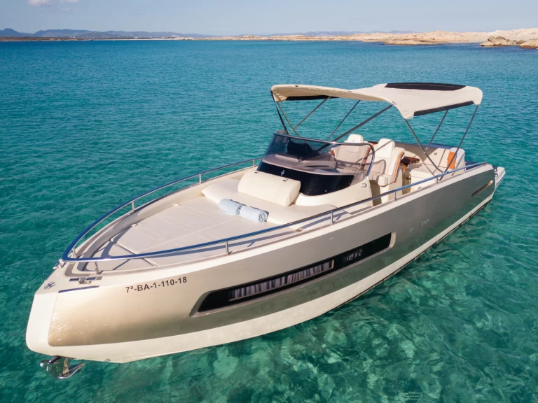Alquiler de Invictus  GT280 en Marina Botafoch