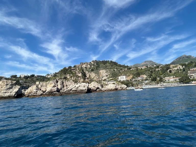 Lancha para alquilar Giardini-Naxos al mejor precio