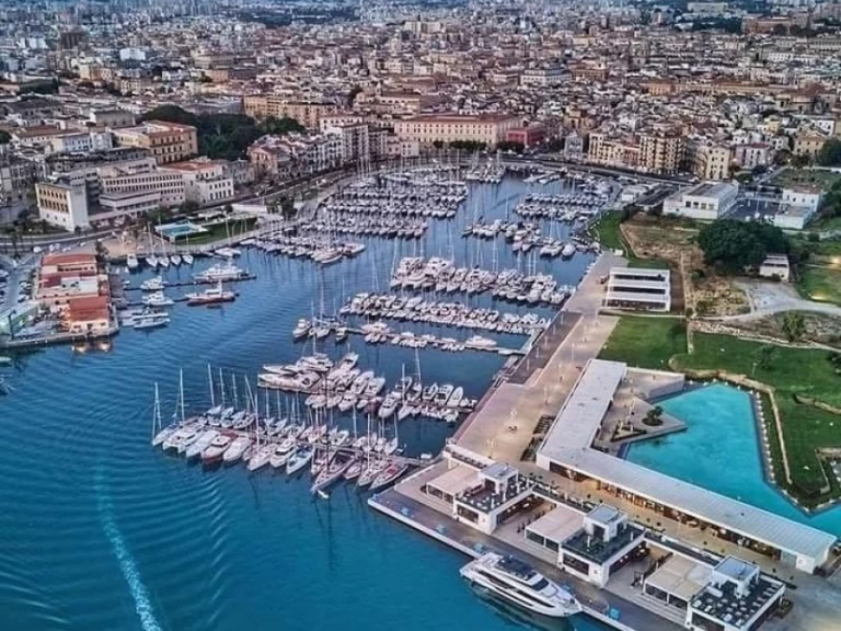 Alquiler Yate de lujo huds con o sin  título de navegación