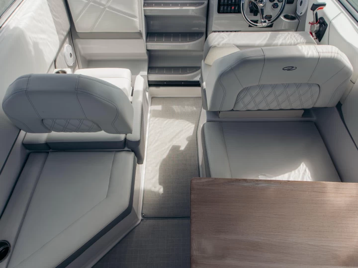 Alquiler de embarcaciones Régal REGAL 26 enCoti-Chiavari en Samboat