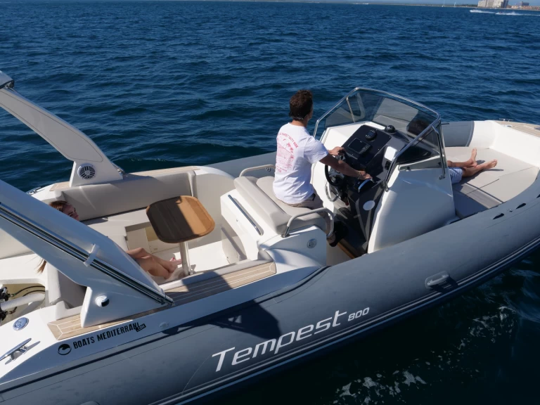 Alquiler de Capelli Tempest 800 en Roses