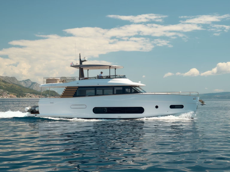 Alquiler de Azimut Azimut Magellano 66 en Podstrana
