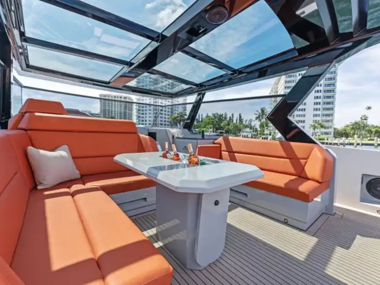 Alquiler de Vanquish 58 T-Top Eleven en Port Cogolin