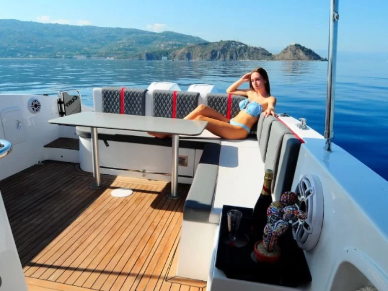 Alquiler de embarcaciones Saver Saver 330 WA enPatti en Samboat