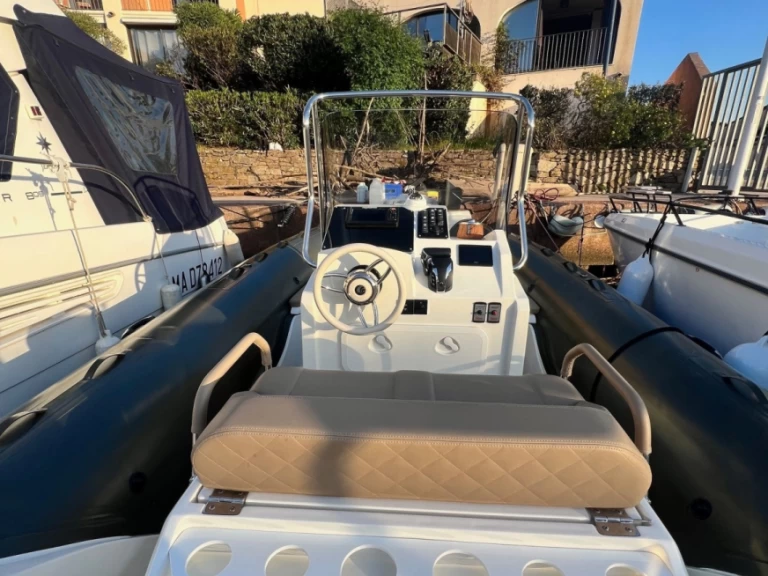 Alquiler de embarcaciones Capelli Tempest 775 SUN enPort Grimaud en Samboat