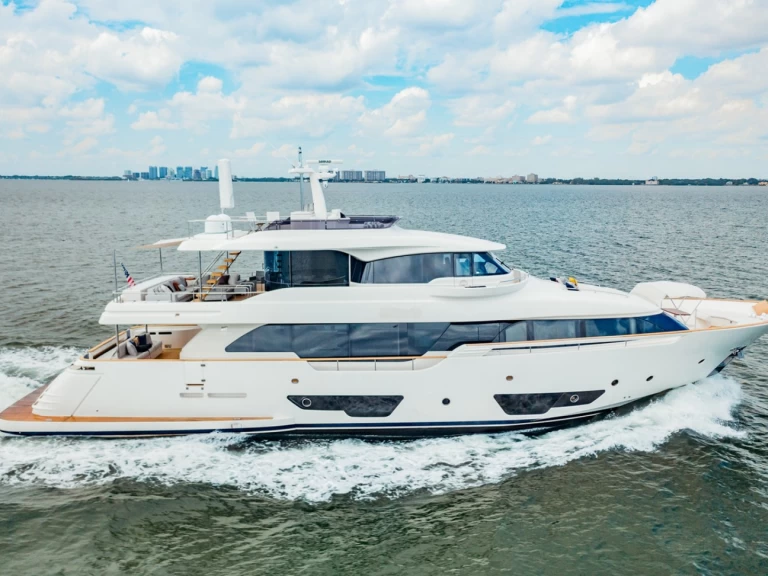 Alquiler de Ferretti Custom Line en Miami