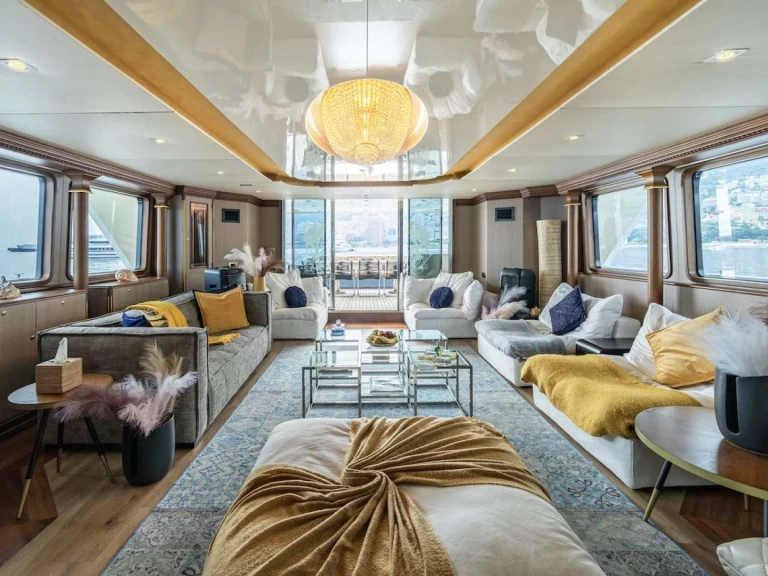 Yate de lujo para alquilar Imperia al mejor precio