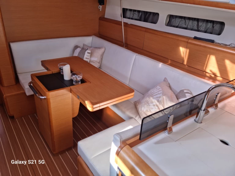 Velero para alquilar Milna al mejor precio