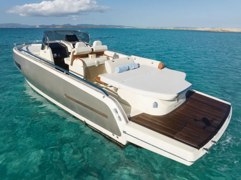 Invictus  GT280 de alquiler a Marina Botafoch