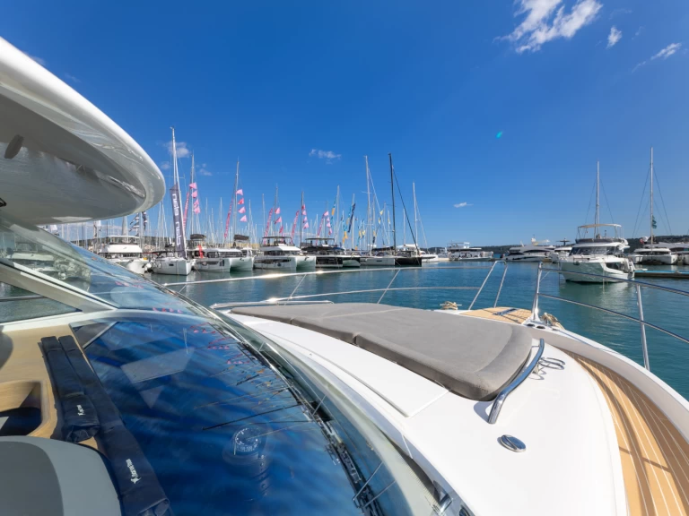 Alquiler de embarcaciones Nimbus Nimbus 405 Coupé enSplit en Samboat