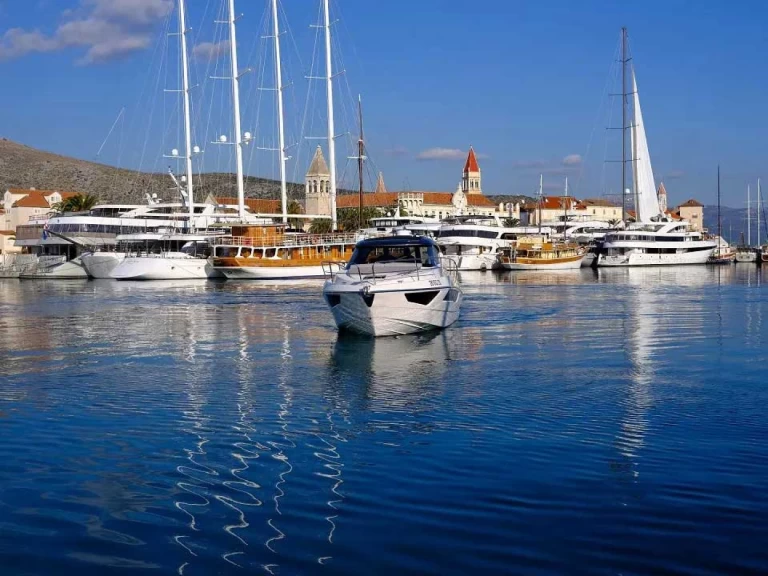 Alquiler de Focus Focus Power 36 en Trogir