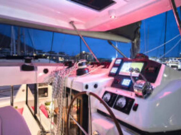 Alquiler de Leopard Catamarans / Robertson & Caine Leopard 45 en Toulon