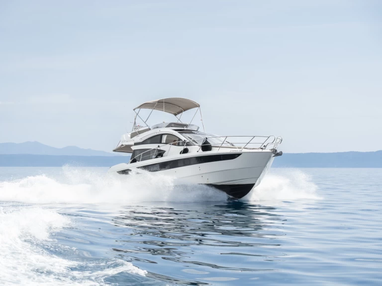 Alquiler de barcos Makarska barato de Galeon 430 Skydeck