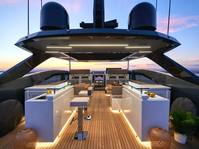 Alquiler de embarcaciones Astondoa 100 Century enTivat en Samboat