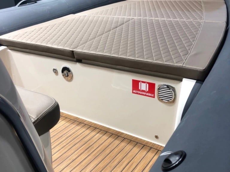 Alquiler de barcos Calvi barato de BSC 780 EBONY