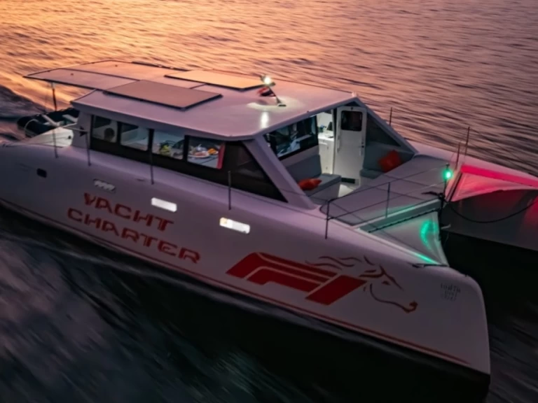 Alquiler de embarcaciones Stealth 420 F1 Power Catamaran enPhuket (City) en Samboat