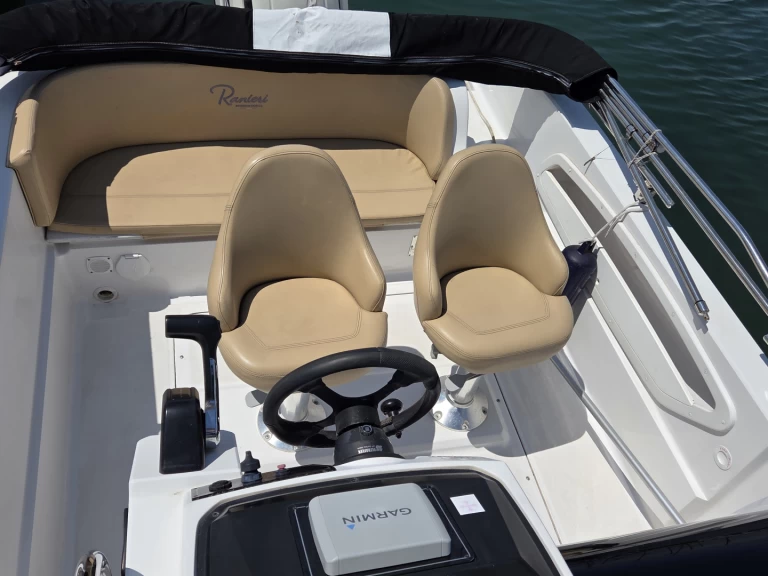 Alquiler de Ranieri Shadow 20 en Port-Camargue