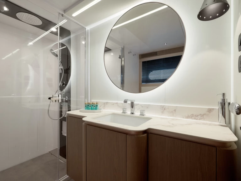 Alquiler de Yate de lujo, con o sin patrón Azimut Podstrana