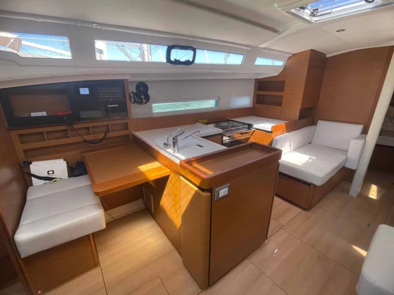 Jeanneau Sun Odyssey 410 de alquiler a Golfo Aranci