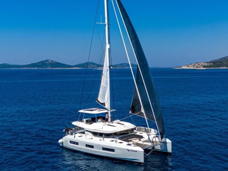 Catamarán para alquilar Šibenik al mejor precio