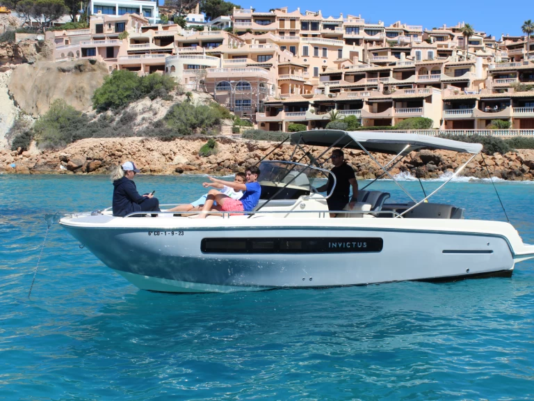 Alquiler de Invictus  CX250 en Port Adriano