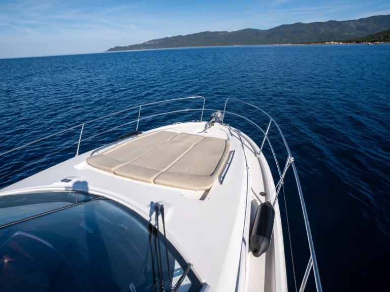 Alquiler de embarcaciones Jeanneau Prestige 38 S enPorto Pollo en Samboat