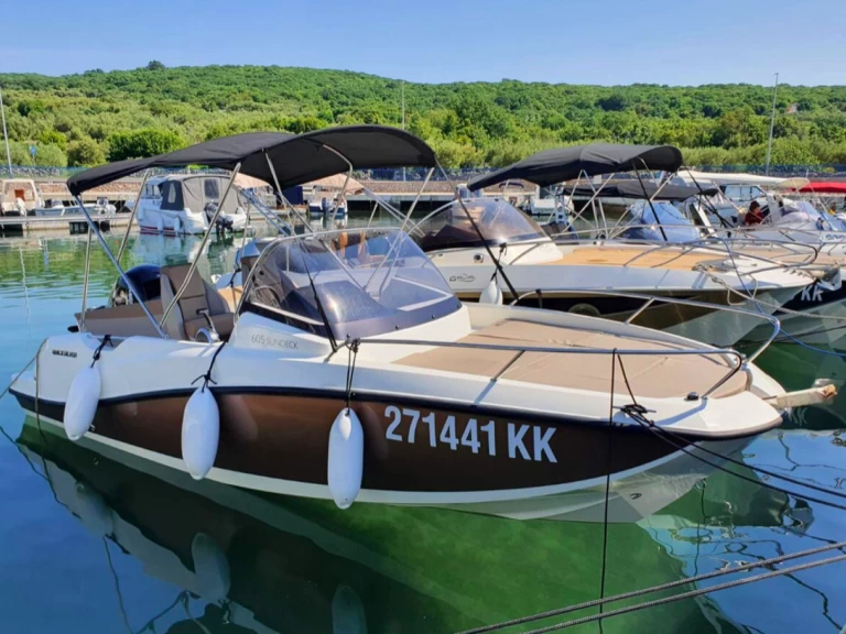 Alquiler de embarcaciones Quicksilver Activ 605 Sundeck enEmpuriabrava en Samboat