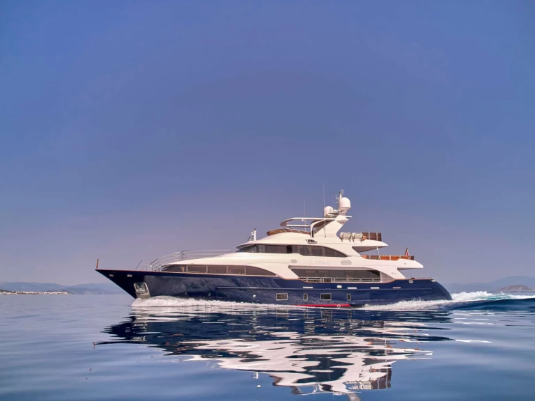 Benetti OPTION B de alquiler a Atenas