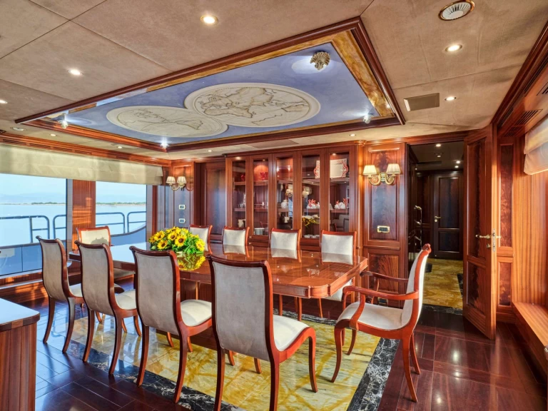 Benetti OPTION B de alquiler a Atenas