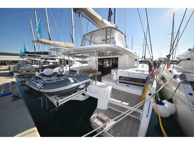 Alquiler de Lagoon Lagoon 50/6 cab en Sukošan