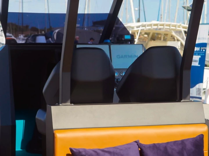 Alquiler Neumática en Ornós - Nautireef NR12