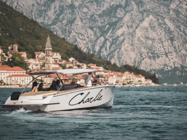 Custom Made Monte Marine Charlie de alquiler a Kotor