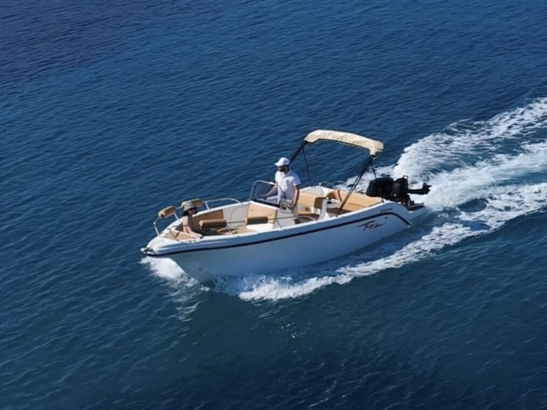 Karel F 19 de alquiler a Latchi