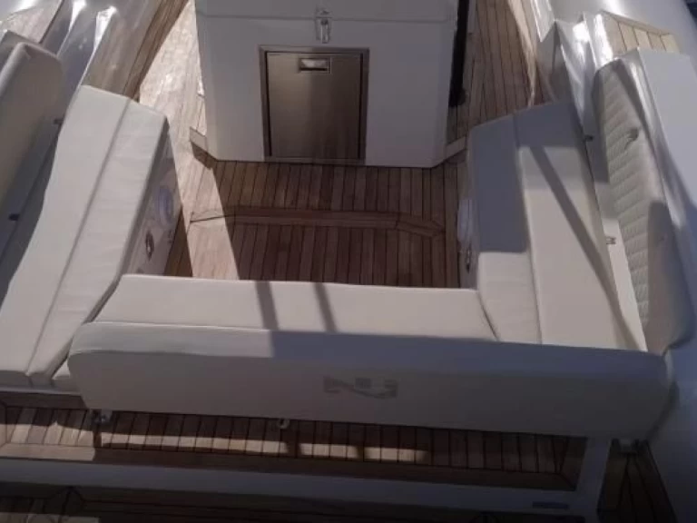 Alquiler Neumática Nuova Jolly con o sin  título de navegación