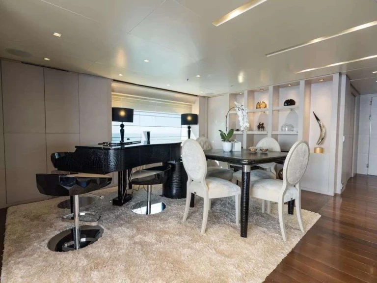 Custom BURKUT de alquiler a Nápoles