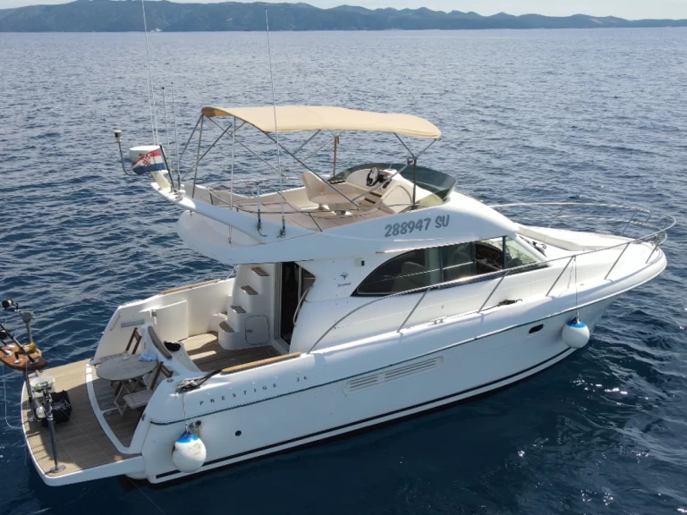 Alquiler de embarcaciones Jeanneau Prestige 36 Fly enOpćina Supetar en Samboat