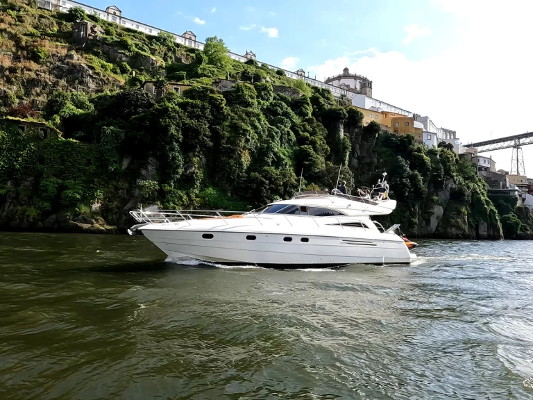 Exclusive Private Boat Tour with The Last		 13,88 meters de alquiler a Oporto