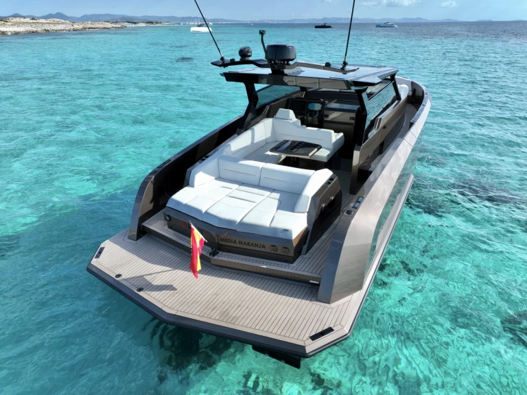 Alquiler de Vanquish VQ45 T Top en Ibiza (Ciudad)