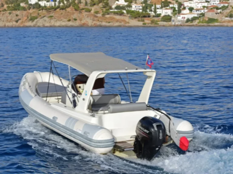 Alquiler de barcos Hydra barato de 680