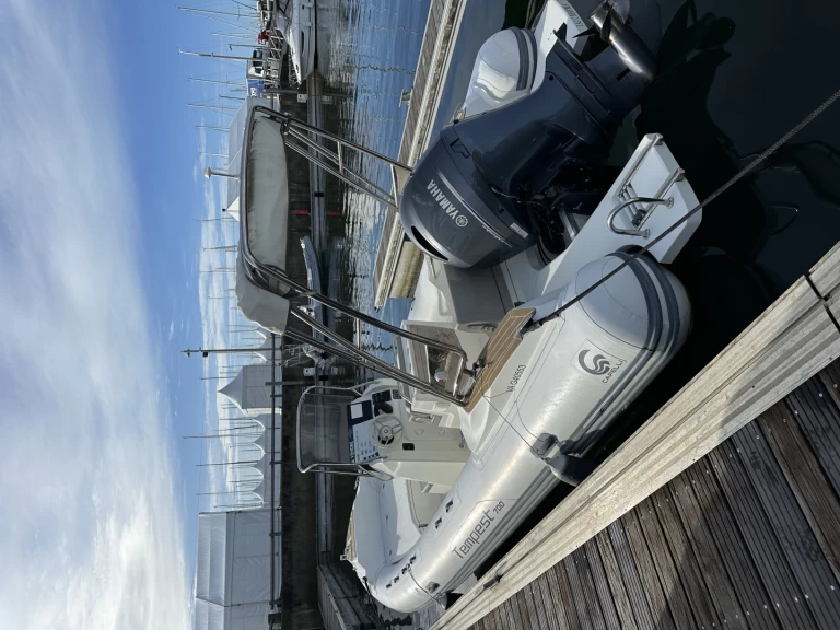 Alquiler de embarcaciones Capelli Tempest 700 enArzon en Samboat