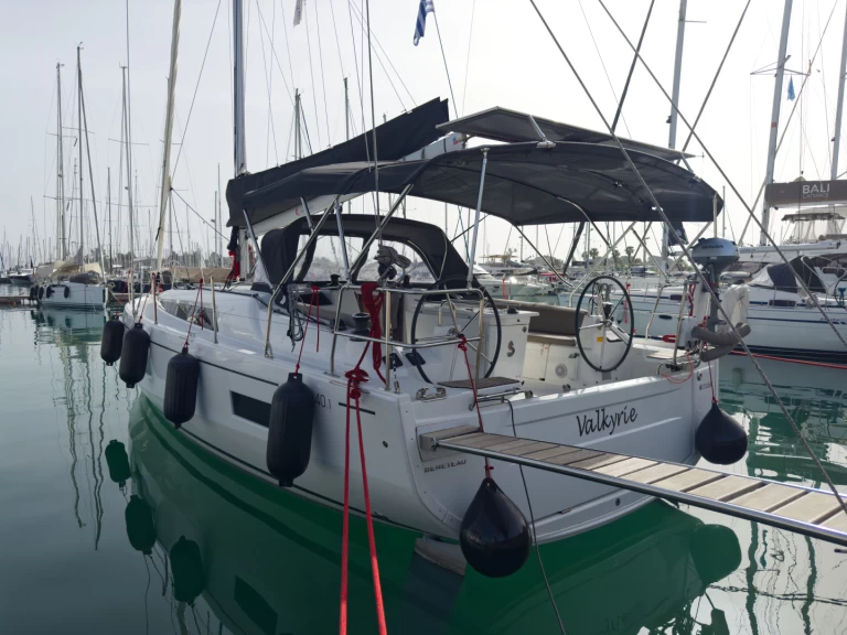 Alquiler de Bénéteau Oceanis 40.1 en Gouviá