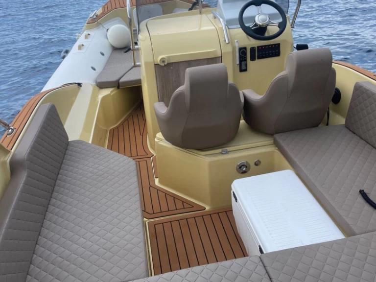 Aquamax 23 de alquiler a Hvar