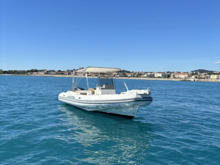 Alquiler de embarcaciones Capelli Tempest 775 enAntibes en Samboat